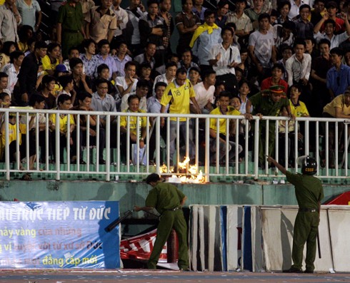 Đốt lửa trên khán đài...